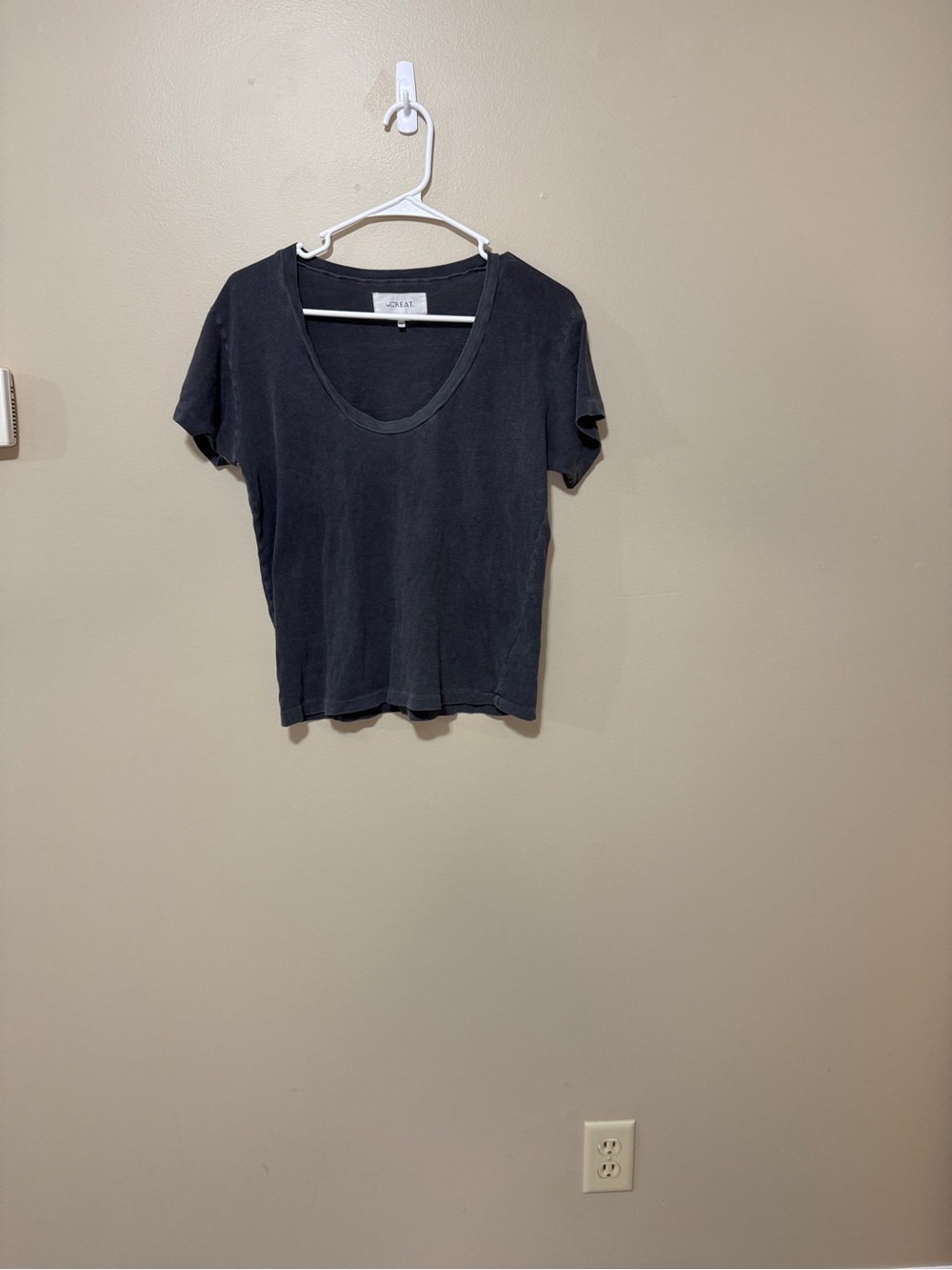 THE GREAT. Women's Short Sleeve Scoop Tee in Charcoal